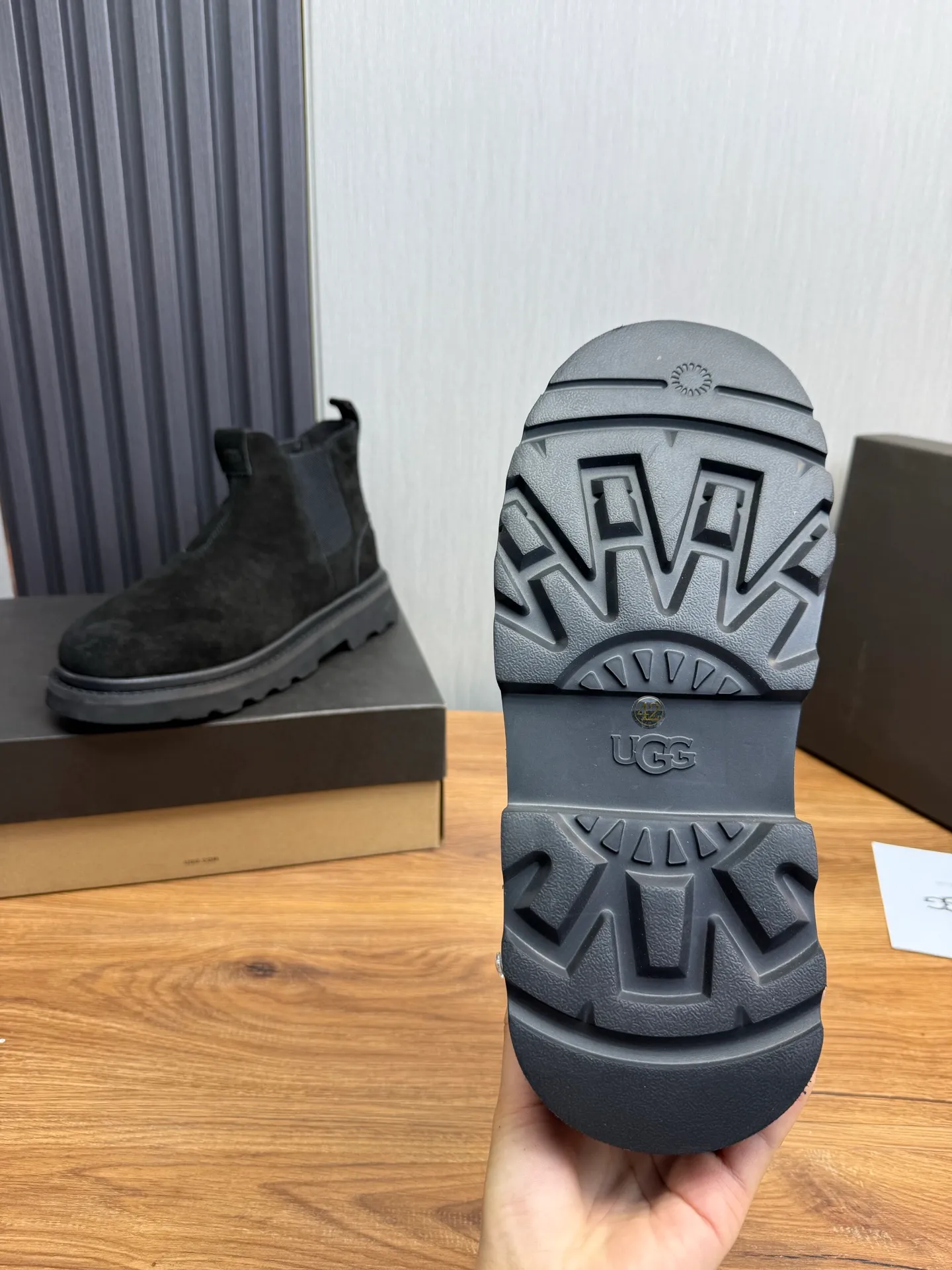Men's shoes 💰600💰 New UGG fur integrated men's simple and fashionable snow boots. The most worth buying at the end of this year are warm casual shoes. Whether you are out and about at home, their comfortable and warm performance will be your most suitable fashion companion! The material is cowhide upper and imported wool is used inside. Warm and comfortable! The eva+ rubber patch outsole is cushioned, non-slip and wear-resistant, and has good elasticity. It is light and wear-resistant, comfortable and soft, and the new simple cut is more fashionable. It has both practicality and fashion sense, so you no longer have to worry about how to match it in winter, while still maintaining your fashionable taste. High-quality genuine wool. Look at the details for the material! Size: 39-40-41-42-43-44-44 sneaker size